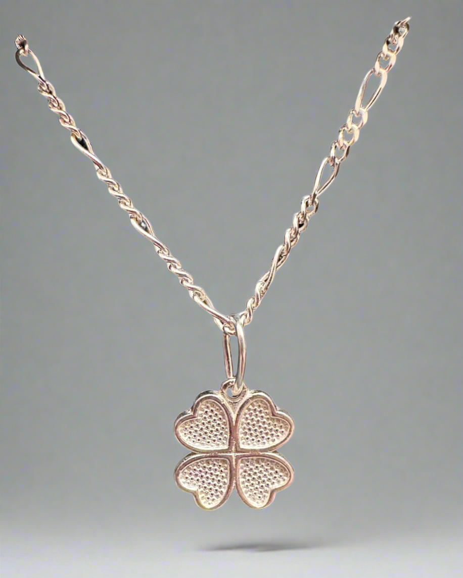 Lucky Gleam – Silver Clover Necklace