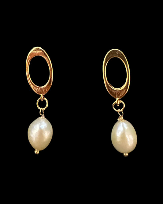 Oval Fresh Pearls Earrings