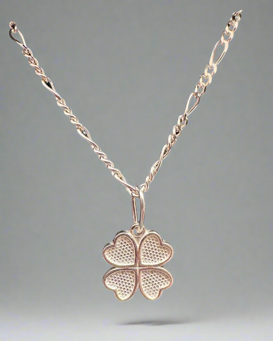 Lucky Gleam – Silver Clover Necklace